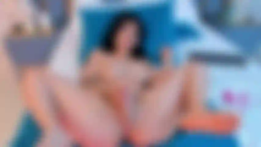 Este video es solo para las mas atrevidas... Me ves tocandome lentamente, acariciando cada centímetro de mi piel. Mis dedos recorren mis tetas, bajando cada vez más, hasta que no puedo más... La forma en que me muevo, como toco, todo es para perder el control. Ya estás.