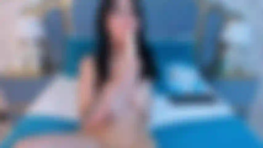 En esta posición de perrito, mi culo está completamente expuesto y listo para ser follado, listo para que vengas y me llenes profundamente por dentro... No puedo esperar a sentirte dentro, dándome todo lo que tienes.