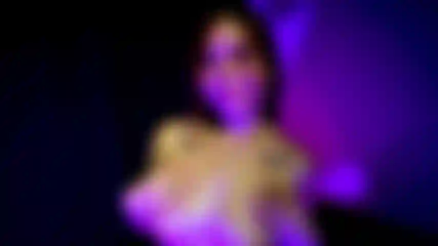 Ven aquí bebe y baila conmigo.