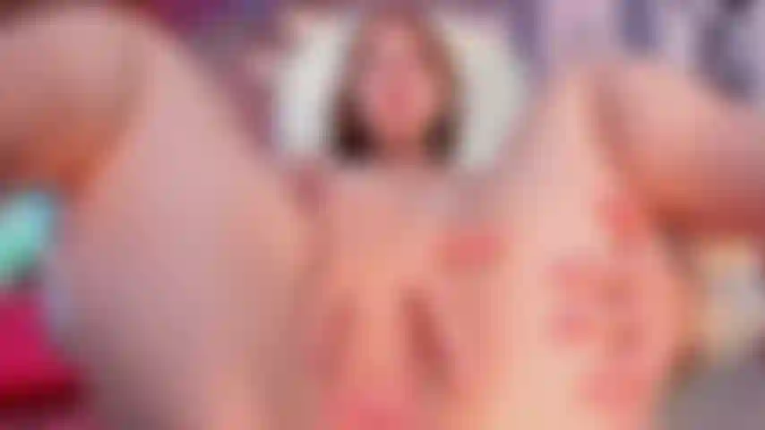 Frotando mi coño mojado cerca de la cámara.