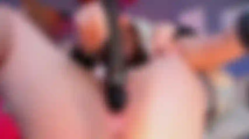 Vibrando mi clítoris con mi delicioso juguete.