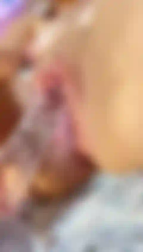 Fóllame mi coño rosado y húmedo.