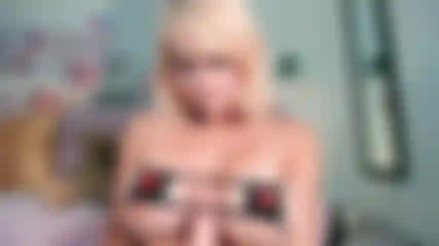 Engrasando mis grandes tetas.