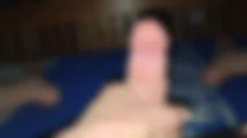 Masturbándose la polla.