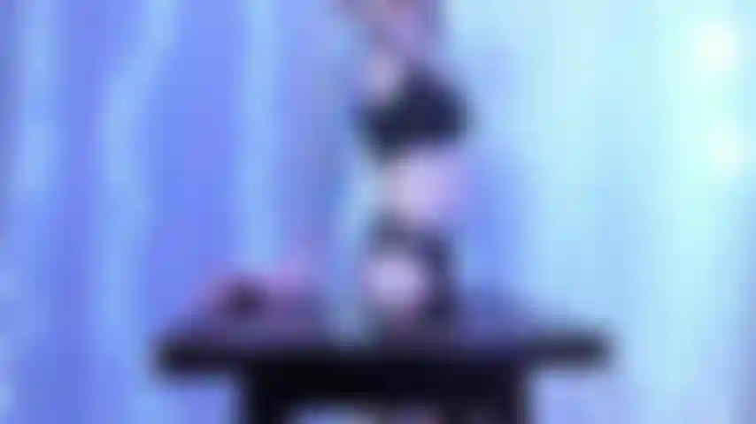 Rebotando en una silla - fetiche de culo.