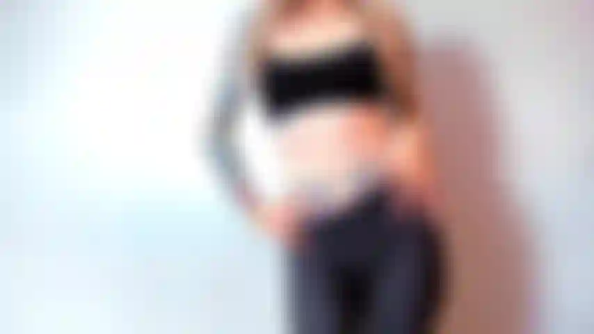 Quitándome la ropa del gimnasio.