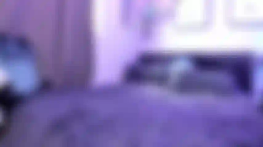 Pequeña y sexy que se burla y juega con los pies descalzos.