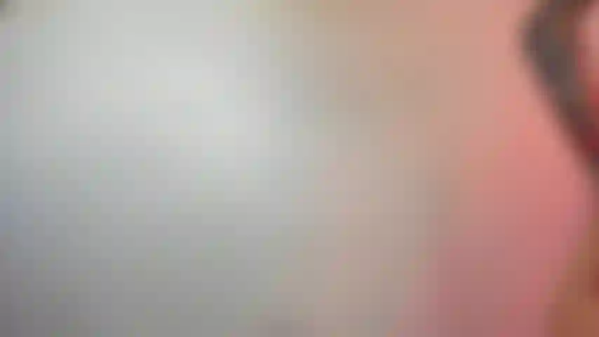 Desnudándome en lencería de tiras.