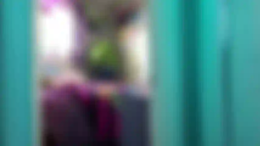 Probándome las braguitas de mi compañera de piso.