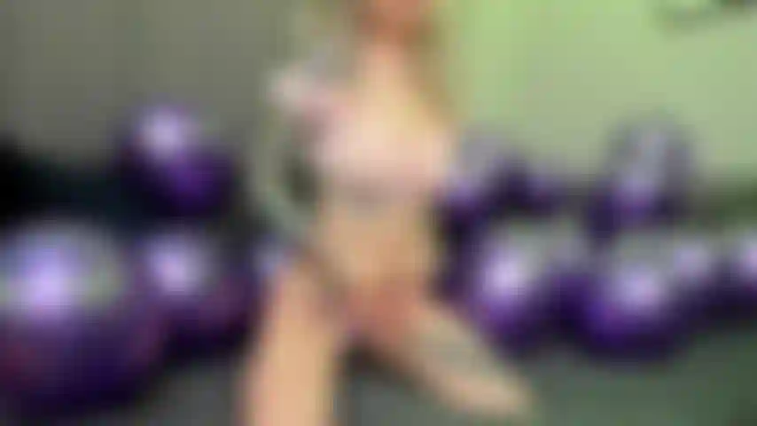 Guapa striptease globo morado.