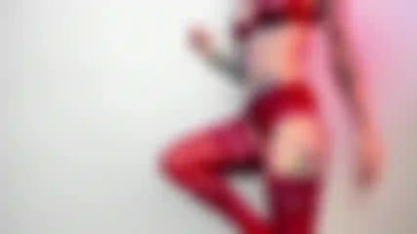 Sexy con medias y braguitas de encaje rojo.