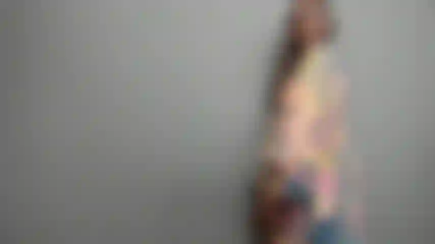 Tatuaje desnudo de striptease de túnica reluciente.