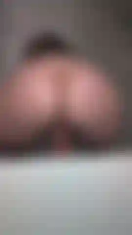 Mi gran culo aceitoso rebotando mientras cabalgo un dildo ;) ojalá tuviera una polla de verdad dentro de mí.