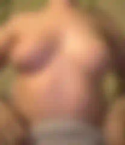 Masajeando mis tetas aceitosas.