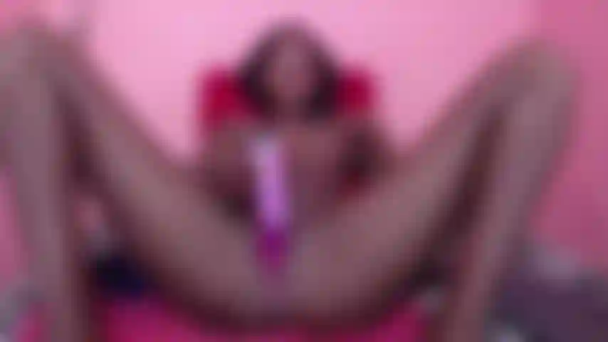 Juego con consolador en el coño de pinky.