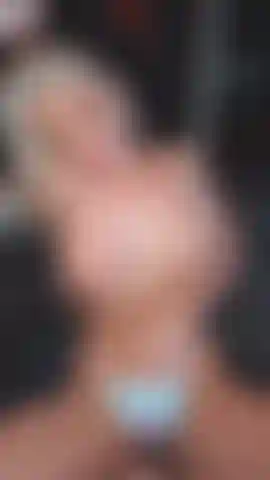 Me amas follando y abriendo mi cuerpo rosado y en forma.