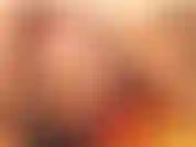 Botín desnudo con una pieza y medias de red luego rasgando.