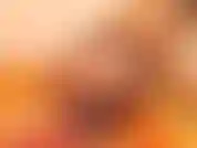 Pies desnudos y suelas provocadas en medias de red.