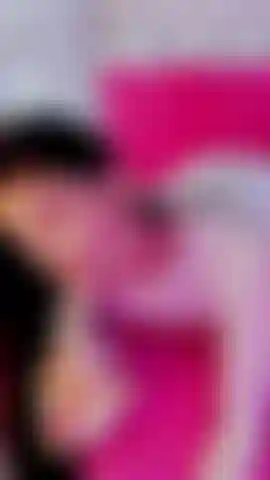 Mientras miro de reojo el dildo que tengo a mi lado, sabiendo que pronto formará parte de este juego.
