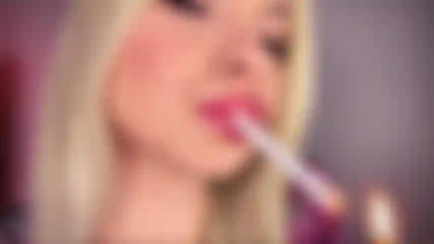 Labios brillantes fumando 1080mp4.
