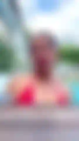 Aurora divirtiéndose en la piscina!