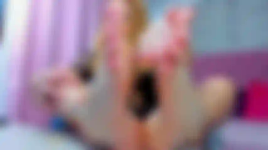 Te corres en mis pies y yo me chupo el semen de los dedos de los pies.