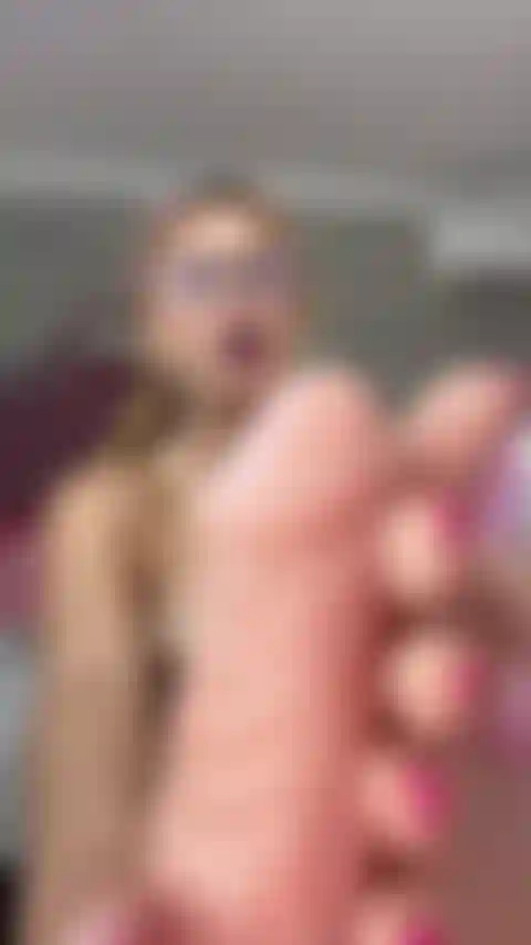 Chica disfruta de tu polla y de sus deliciosos pies.