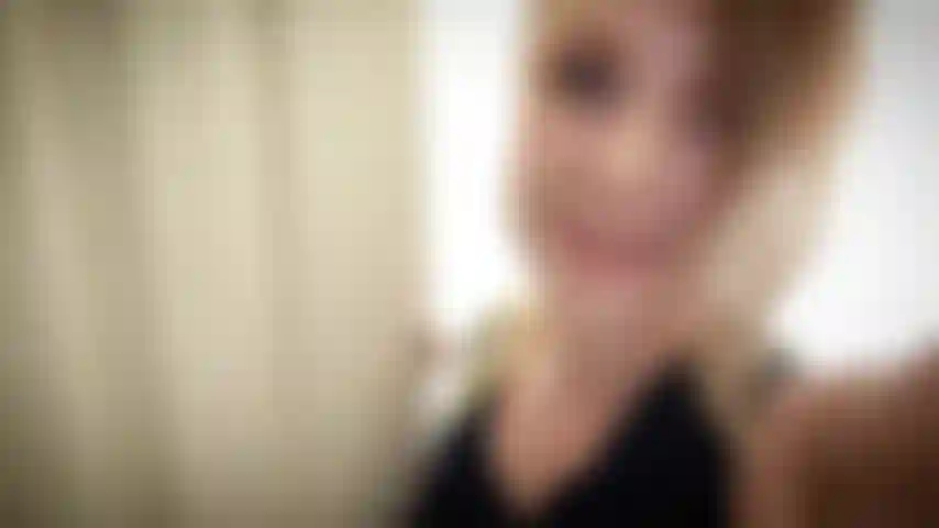 Medias en lugar de pantalones de yoga, chupa y folla tu polla dura...