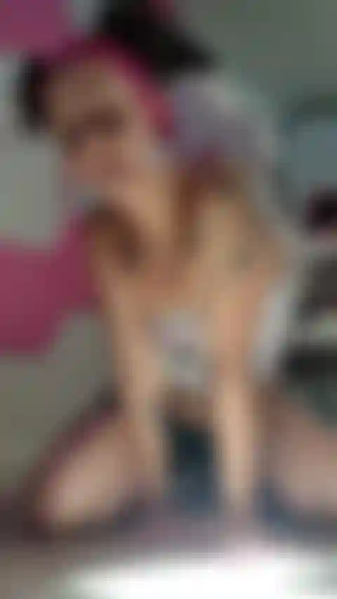 Haciendo tu día mejor con mi coño.