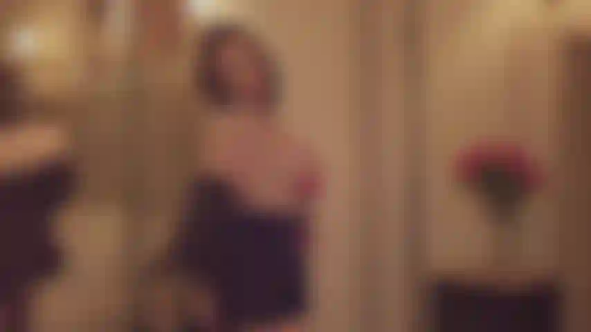 Burlándote en topless con medias y tacones.