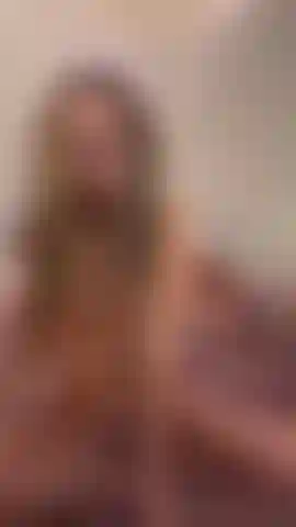 Mostrando algo de botín+tetas en el espejo.