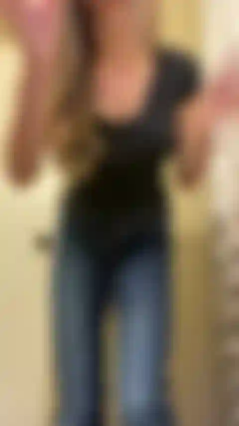 Una digitación rápida con los jeans bajados.