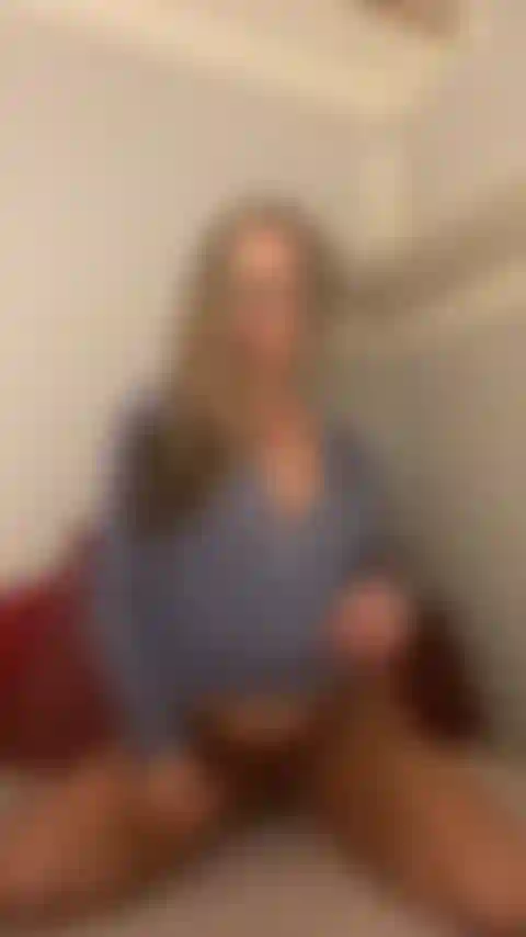 Tire de las bragas hacia el lado divertido de la masturbación.