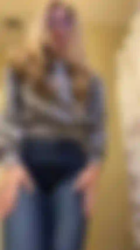 Jeans bajados con una rápida digitación.