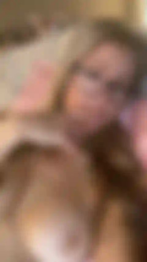 Se burlan de topless lamiendo mi dedo.