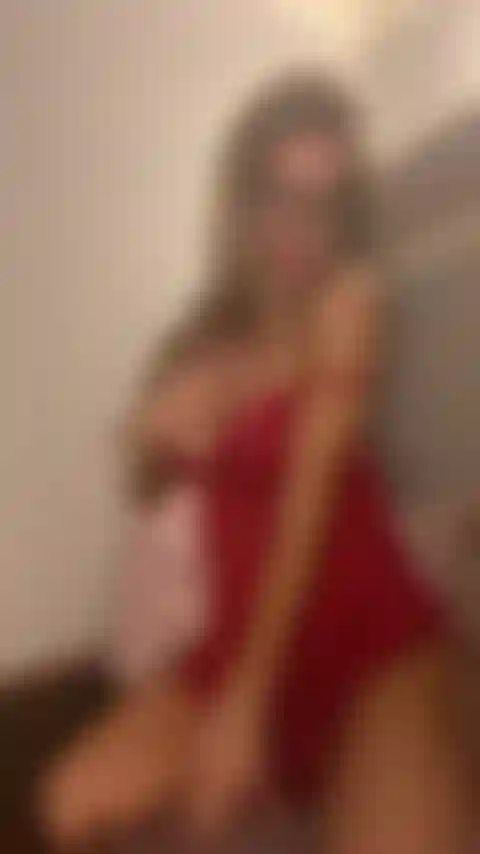 Este consolador se ve enorme en mi pequeño gatito apretado.