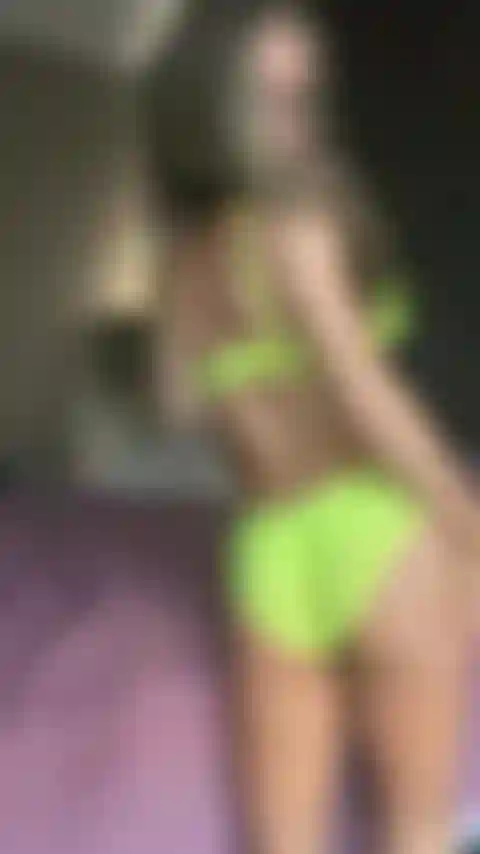 Dedos en las bragas sin entrepierna.