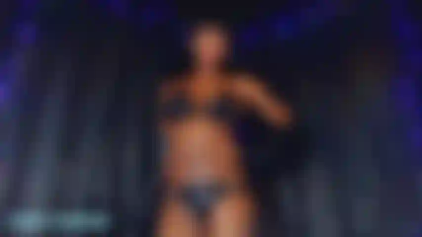 Tu pequeña y débil polla beta no es lo suficientemente buena para toda mi superioridad de ébano sexy. Lo único que llegas a saborear es tu propia carga. Así que disfruta de la vista perra! El aceite y la saliva goteando de mis grandes pechos.