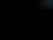 Con la cabeza bien afeitada, me pongo una máscara antigás de la era de la segunda guerra mundial, un corsé de pvc y botas negras brillantes hasta el muslo y me follo tontamente con mi consolador negro azabache grueso favorito hasta que me corro.