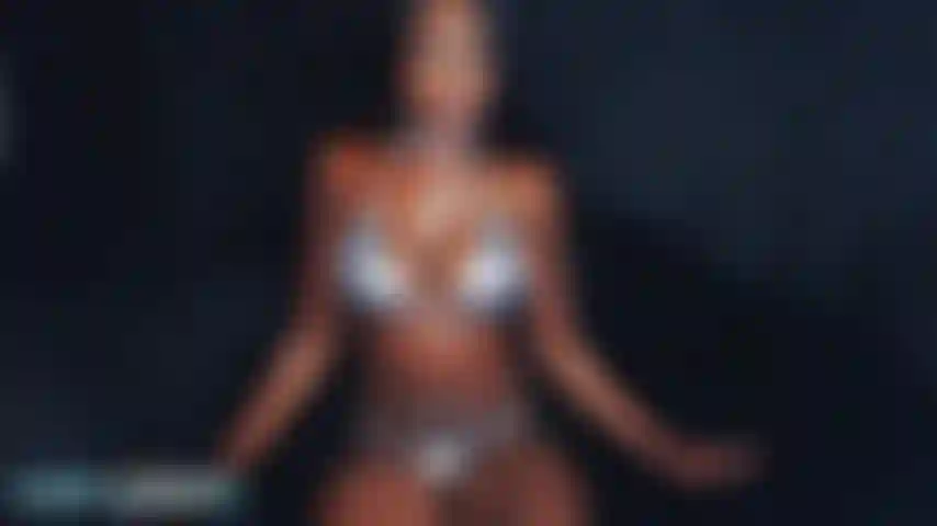 Es el día cinco! ¿No te mueres de ganas de correrte? ¿No se vería tu carga caliente goteando de mis tetas? ¡Aún no! Sigue acariciando. Todavía quiero más $$ de ti. Agarra esa polla dura y ordeñala para tu diosa.