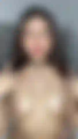 Adolescente juega con su coño mientras chupa una piruleta.