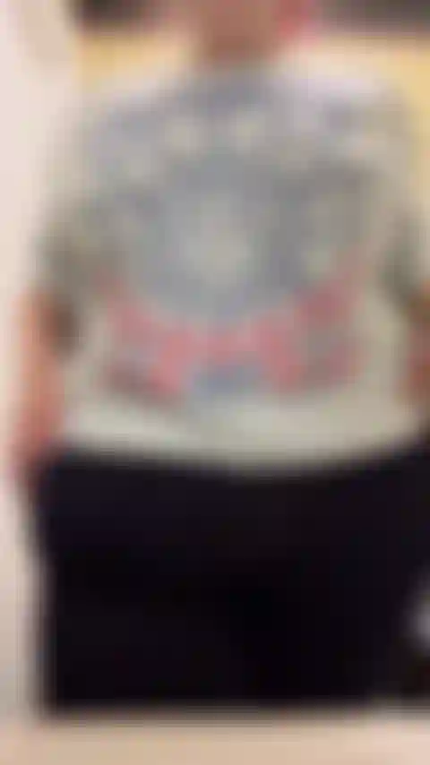 Mírame ponerme traviesa en el baño del trabajo.