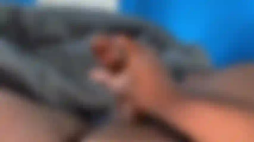 Una gran polla negra disparando una carga.