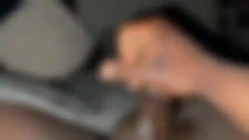 Acariciando mi gran polla negra con corrida.