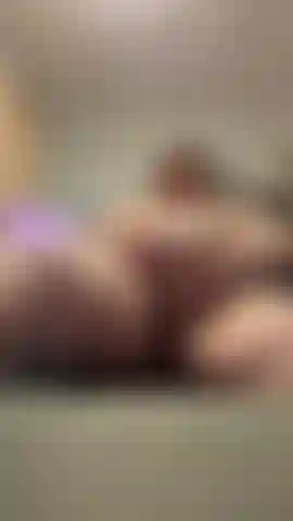 Jugando con mi dildo para ti.