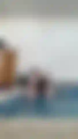 Jugando en la piscina.