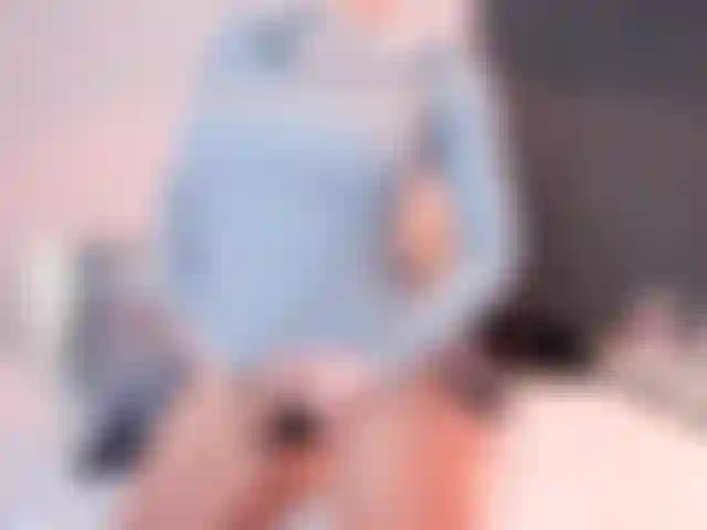 Mi primer video en el nuevo local. Jugando con mi juguete hitachi hasta correrme como loca.