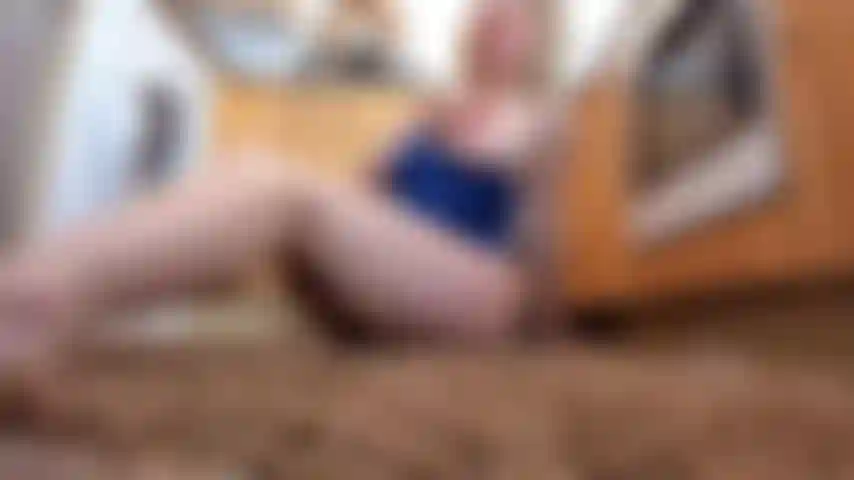 Traviesa en la cocina, diversion con dildo, orgasmo.