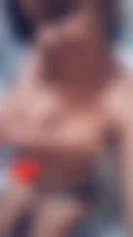 Latina 18 en topless.