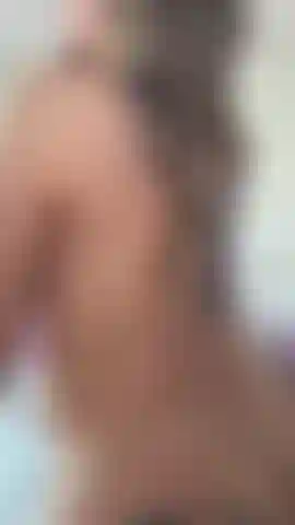 Jugando conmigo misma con un gran dildo.